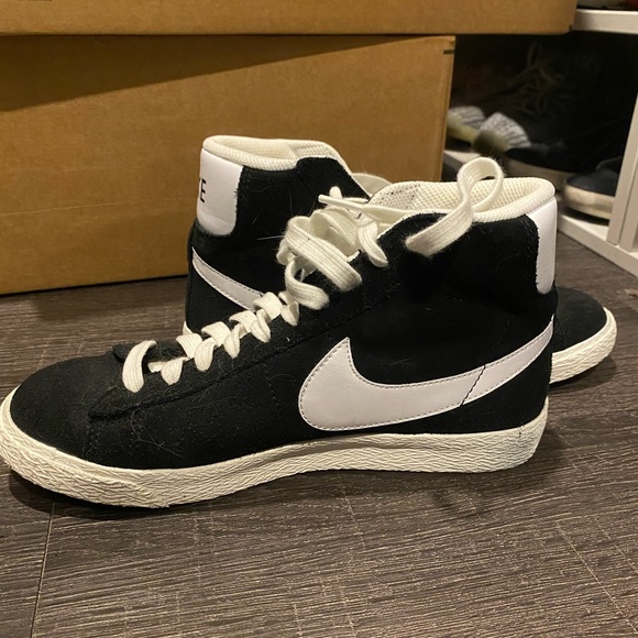 Black Nike Blazers worn once or twice! (Size youth 6, I’m a 7-7.5W and they fit) - Picture 2 of 6